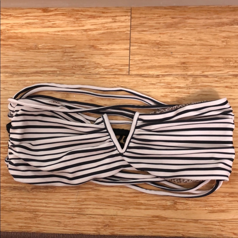 Never worn size large Acacia top